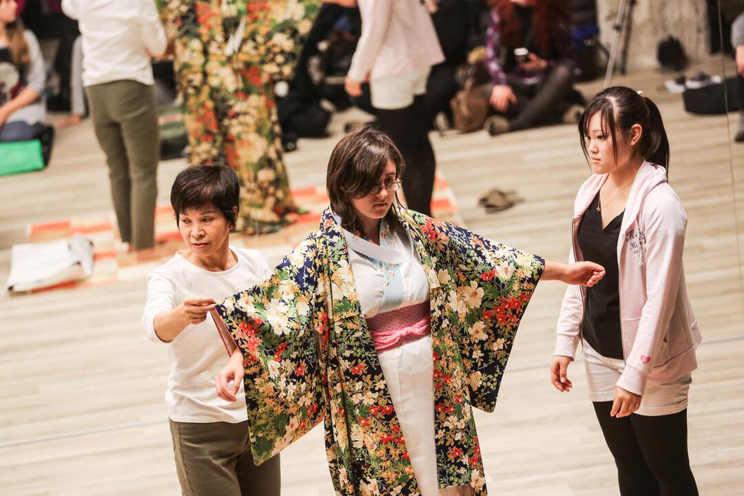 Kauniečiai stebėjo tradicinio japonų kimono apsirengimo ritualą