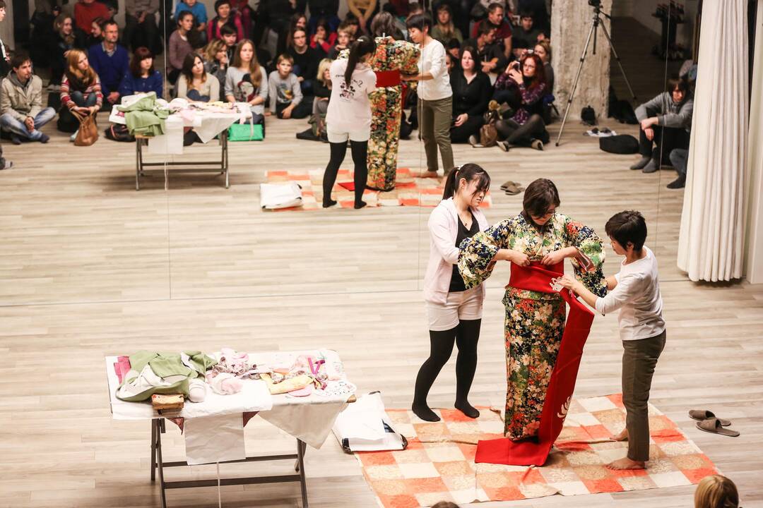 Kauniečiai stebėjo tradicinio japonų kimono apsirengimo ritualą