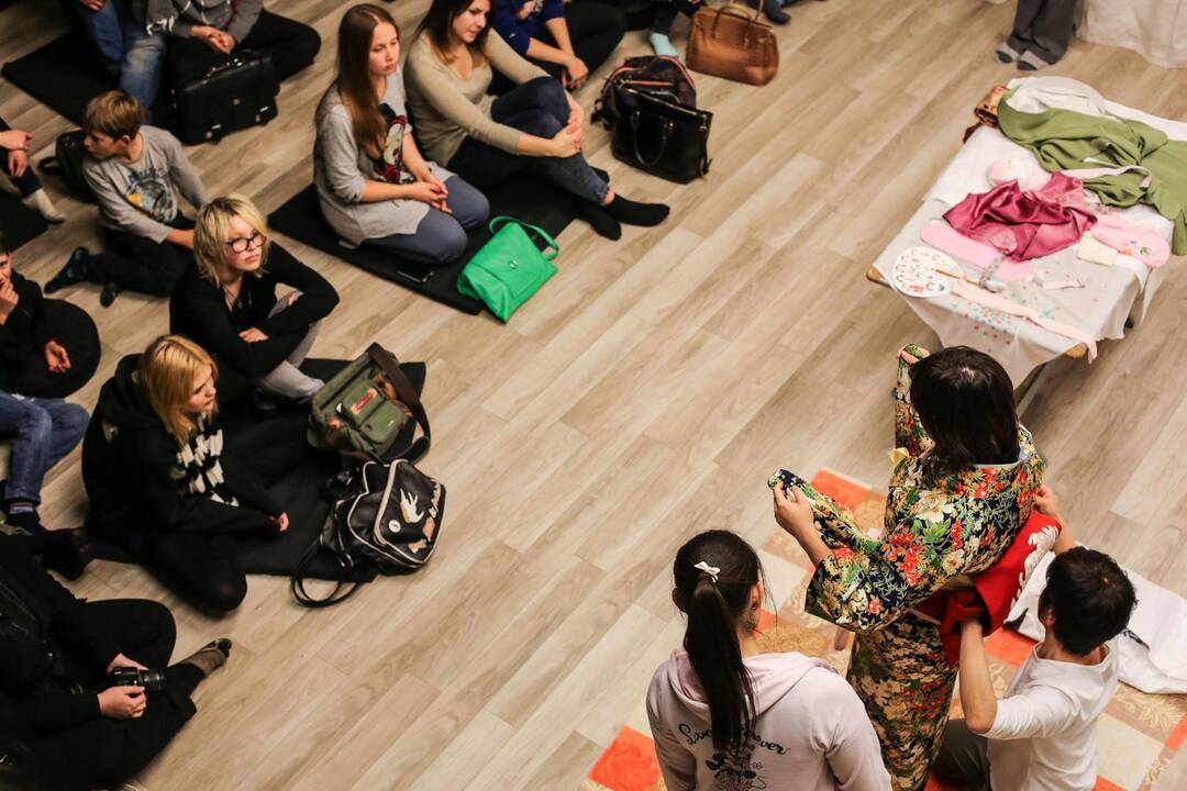 Kauniečiai stebėjo tradicinio japonų kimono apsirengimo ritualą