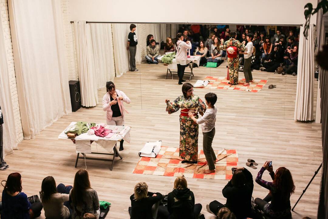 Kauniečiai stebėjo tradicinio japonų kimono apsirengimo ritualą