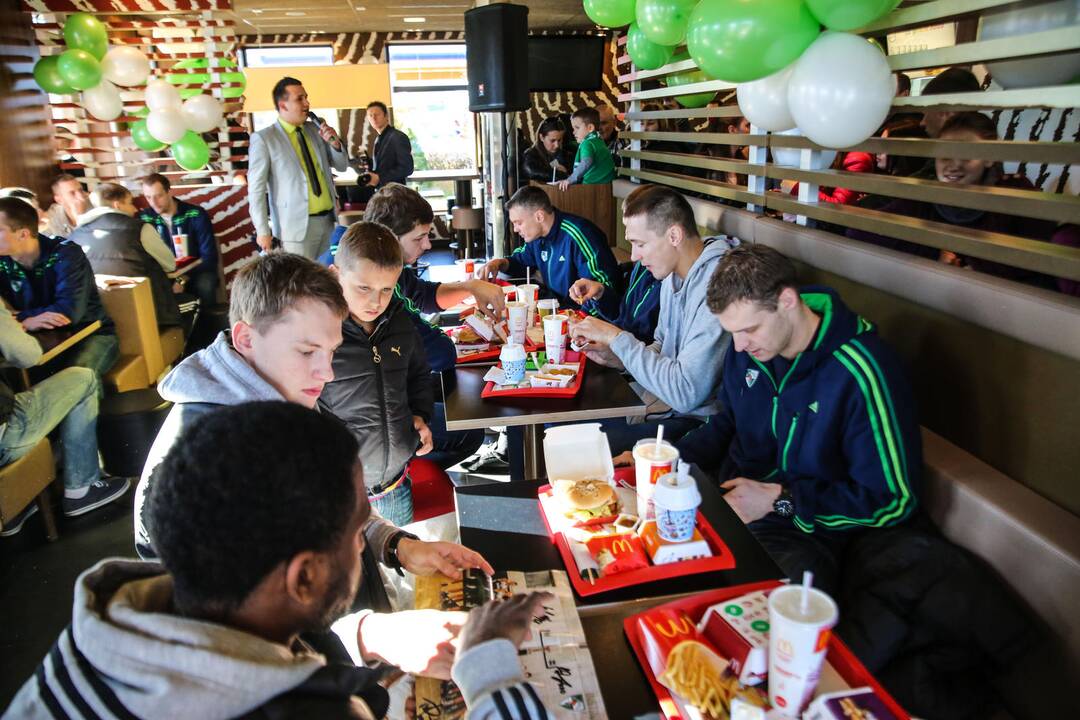 Žalgiriečiai greito maisto restorane McDonald's