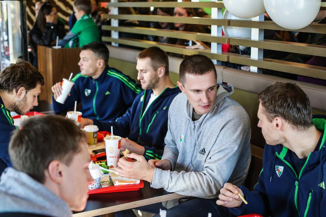 Žalgiriečiai greito maisto restorane McDonald's