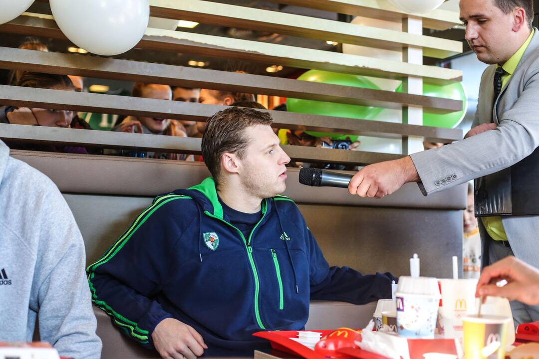 Žalgiriečiai greito maisto restorane McDonald's
