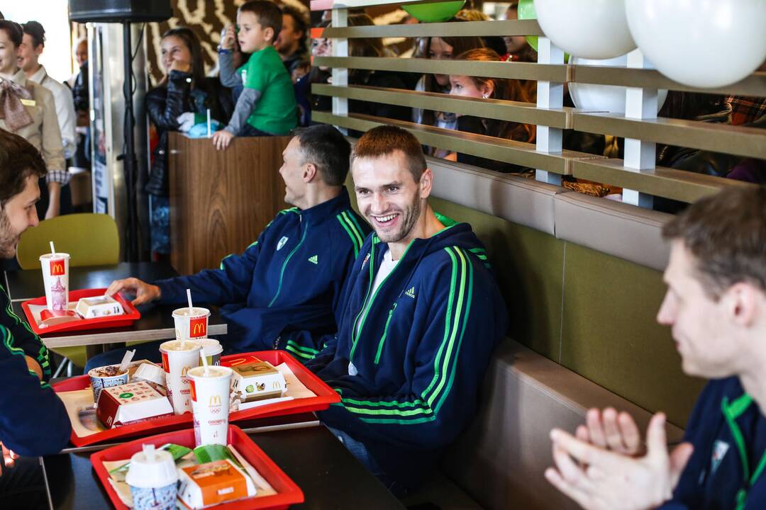 Žalgiriečiai greito maisto restorane McDonald's