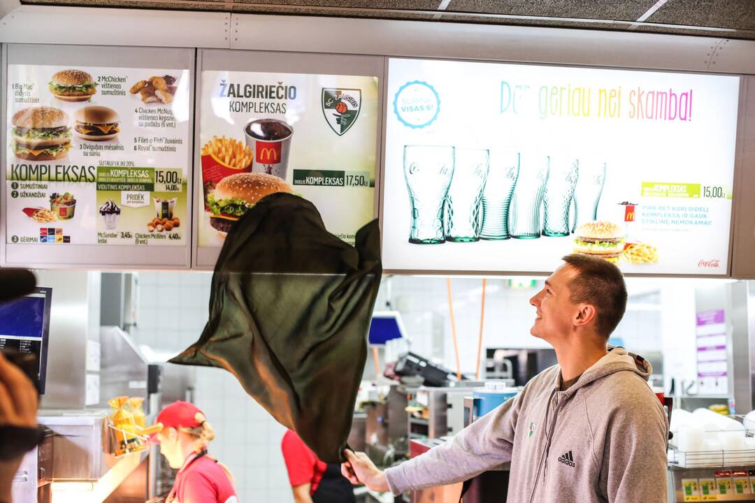 Žalgiriečiai greito maisto restorane McDonald's