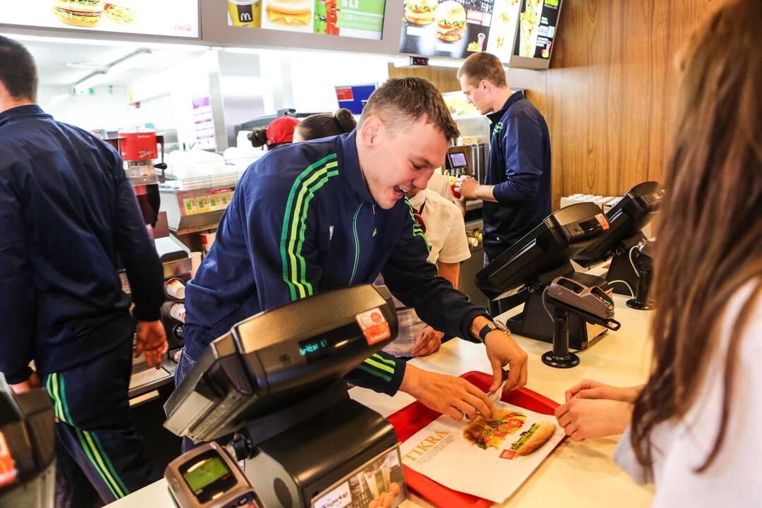 Žalgiriečiai greito maisto restorane McDonald's
