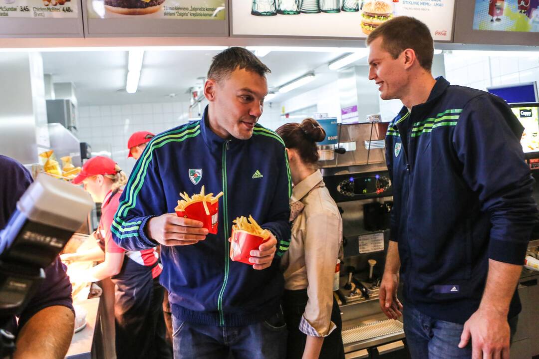 Žalgiriečiai greito maisto restorane McDonald's