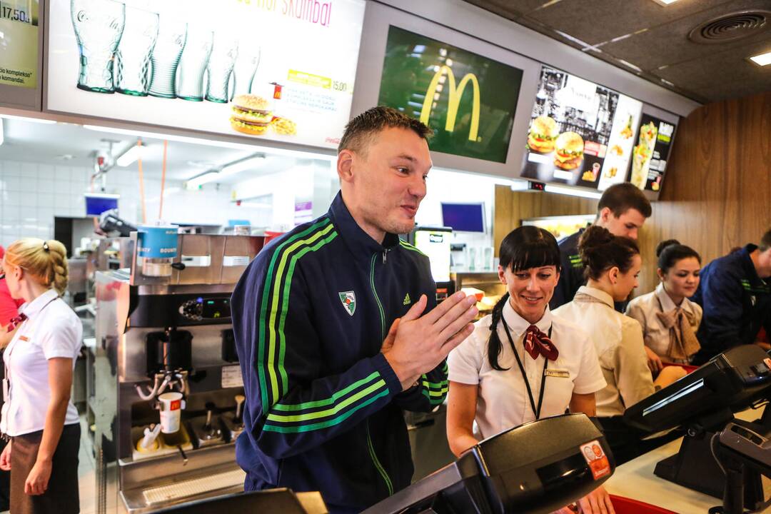 Žalgiriečiai greito maisto restorane McDonald's