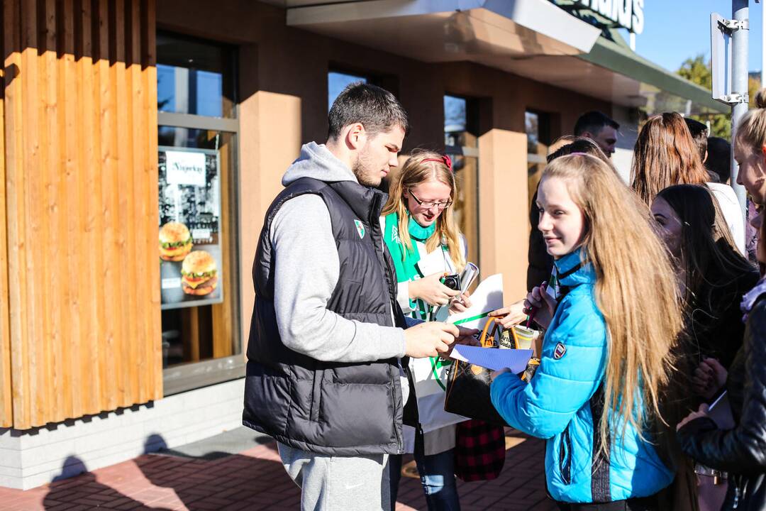 Žalgiriečiai greito maisto restorane McDonald's
