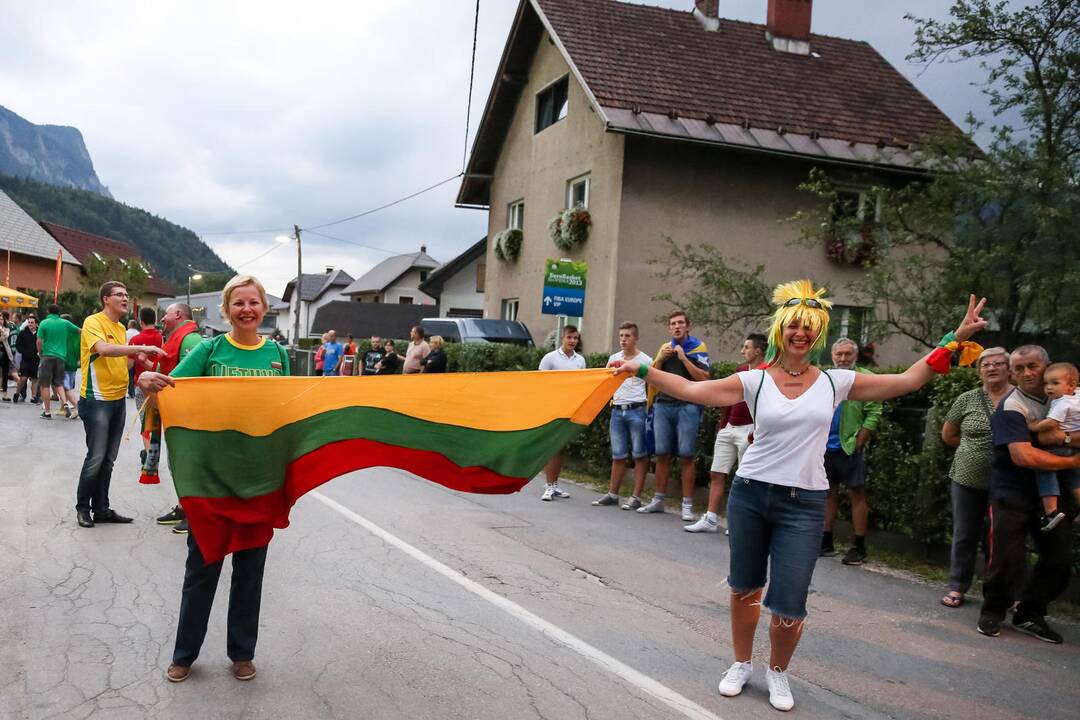 Draugiški sirgalių apsikabinimai prieš Lietuvos ir Makedonijos rungtynes 