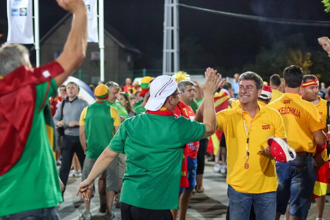 Draugiški sirgalių apsikabinimai prieš Lietuvos ir Makedonijos rungtynes 