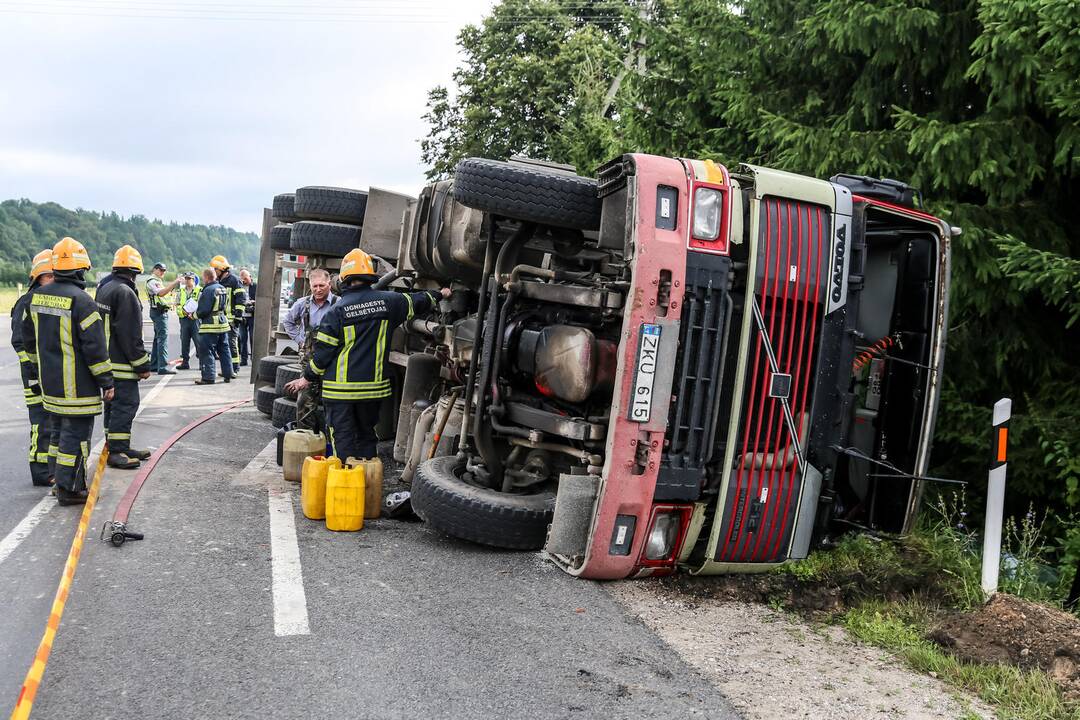 Lapėse apsivertė specialusis "Kauno švaros" automobilis