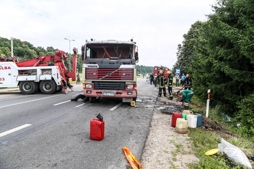 Lapėse apsivertė specialusis "Kauno švaros" automobilis