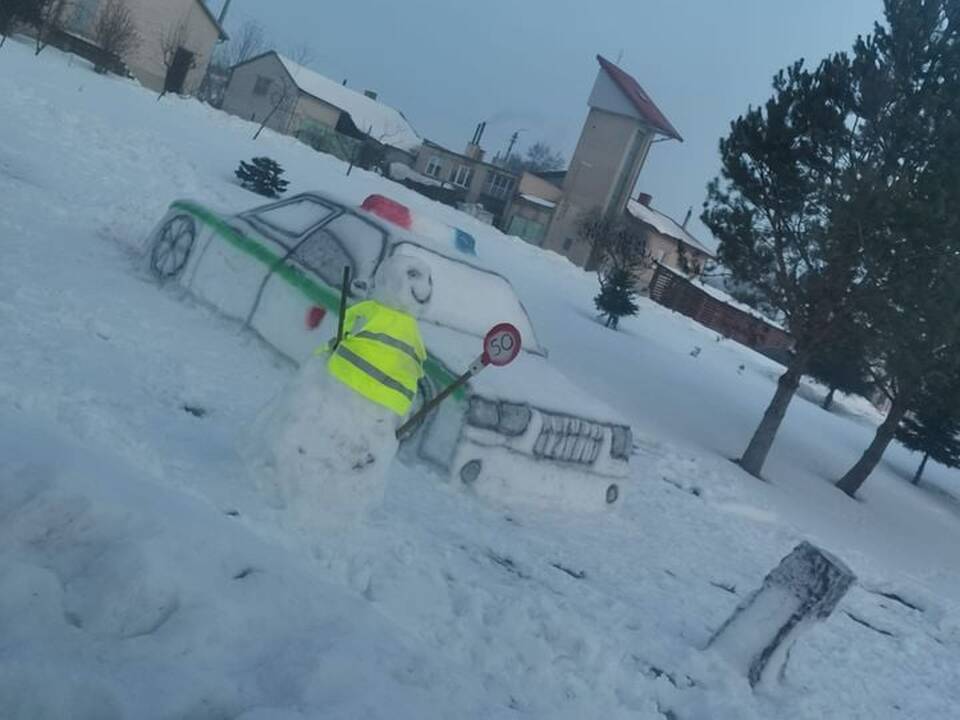 Išradingumui nėra ribų: netoli pagrindinio kelio eismą kontroliuoja policijos postas iš sniego