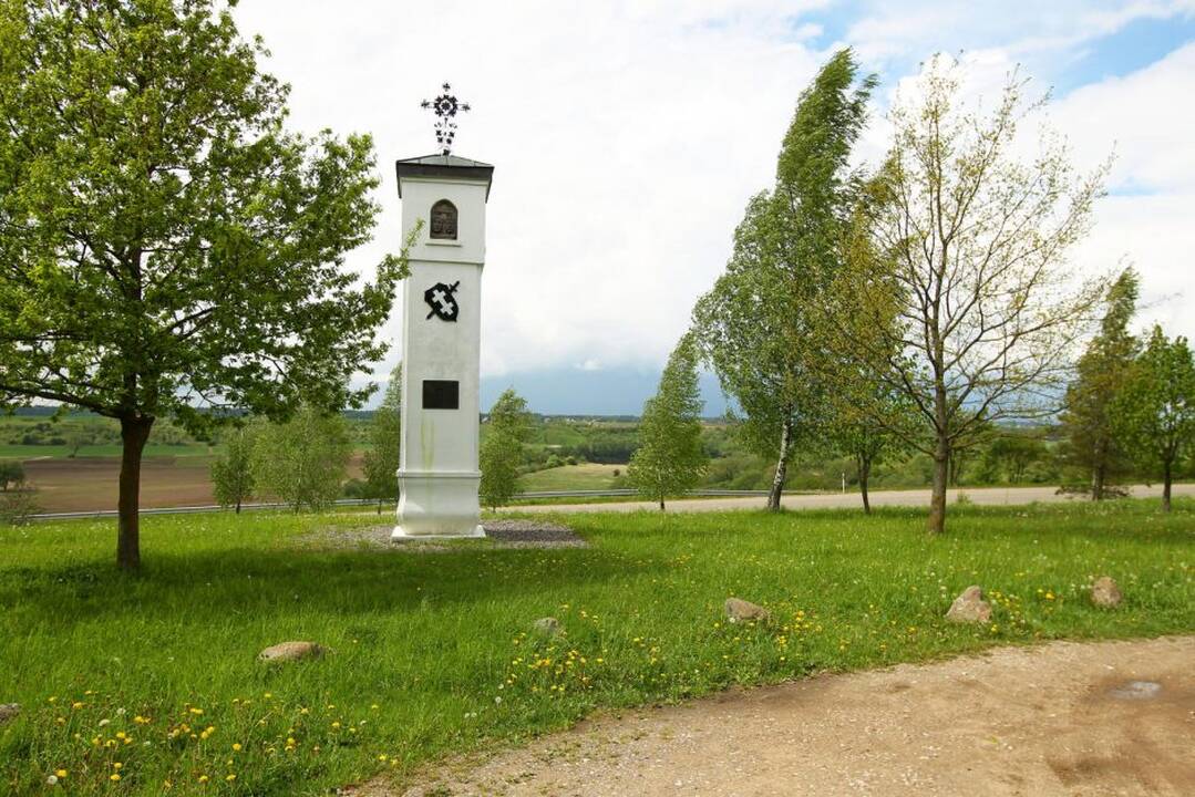 Planai: šiemet ketinama išasfaltuoti kelią, vedantį prie koplytstulpio Stepono Dariaus ir Stasio Girėno skrydžiui atminti.