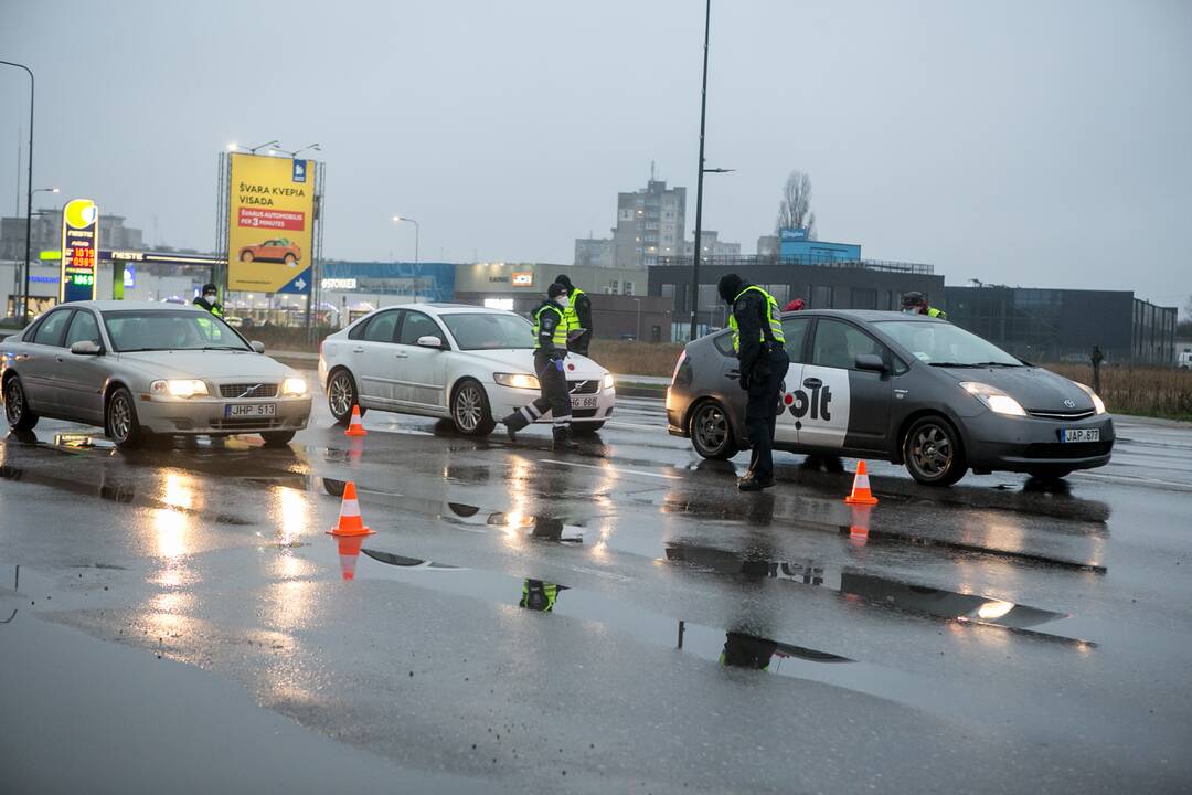 Šventiniai blokpostai Kaune: pareigūnai vykdo vairuotojų kontrolę