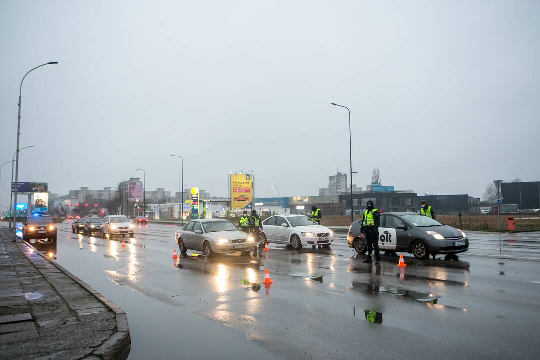 Šventiniai blokpostai Kaune: pareigūnai vykdo vairuotojų kontrolę