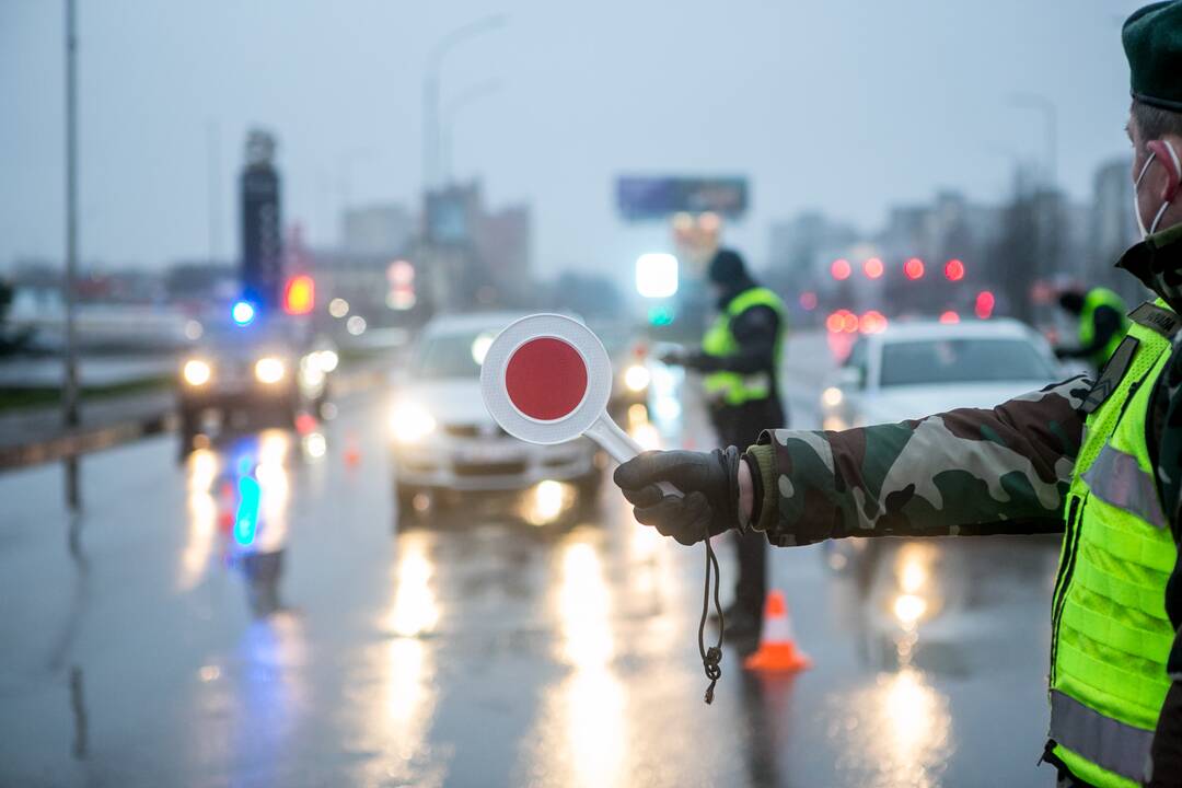 Šventiniai blokpostai Kaune: pareigūnai vykdo vairuotojų kontrolę