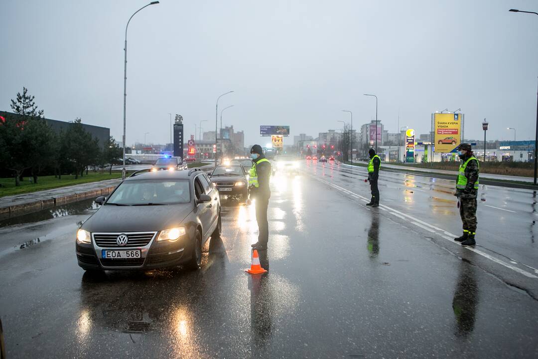 Šventiniai blokpostai Kaune: pareigūnai vykdo vairuotojų kontrolę