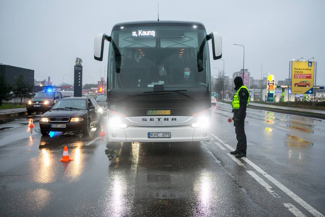 Šventiniai blokpostai Kaune: pareigūnai vykdo vairuotojų kontrolę