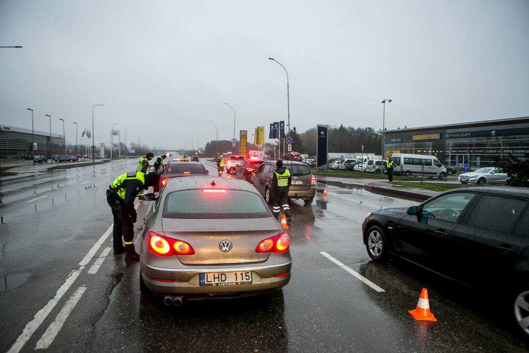Šventiniai blokpostai Kaune: pareigūnai vykdo vairuotojų kontrolę