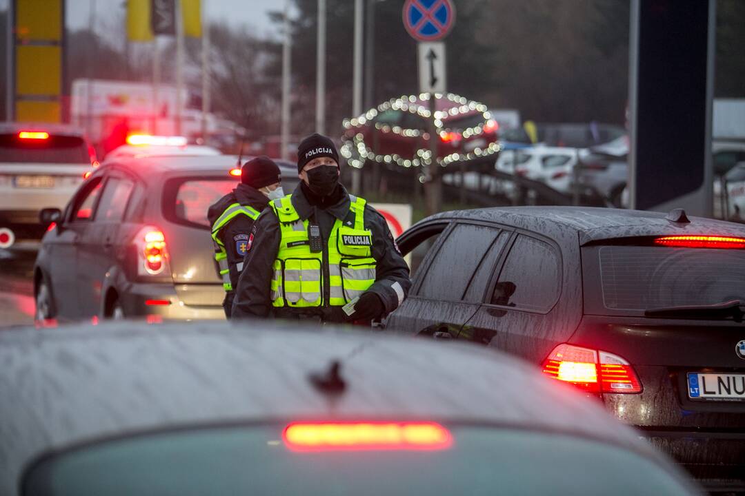 Šventiniai blokpostai Kaune: pareigūnai vykdo vairuotojų kontrolę
