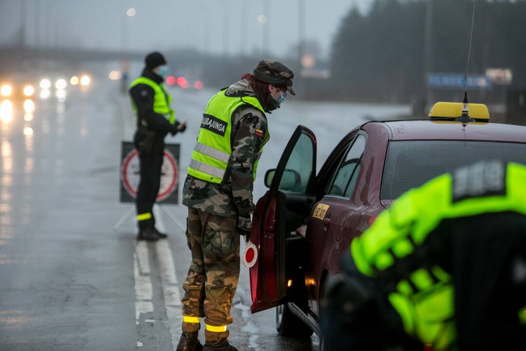 Šventiniai blokpostai Kaune: pareigūnai vykdo vairuotojų kontrolę