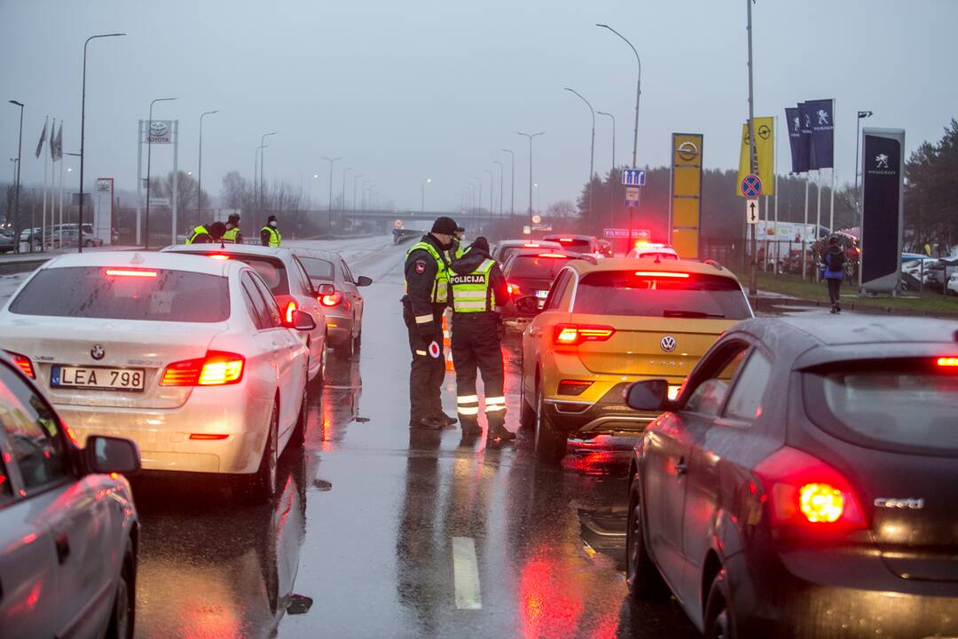 Šventiniai blokpostai Kaune: pareigūnai vykdo vairuotojų kontrolę