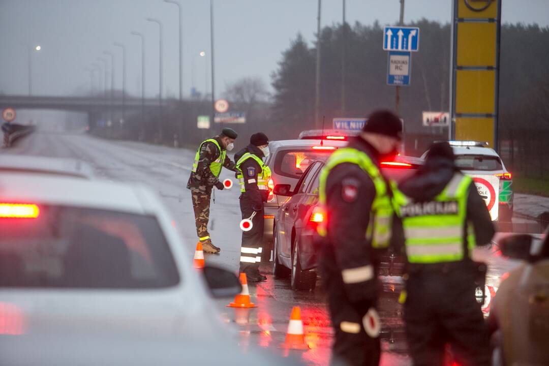 Šventiniai blokpostai Kaune: pareigūnai vykdo vairuotojų kontrolę