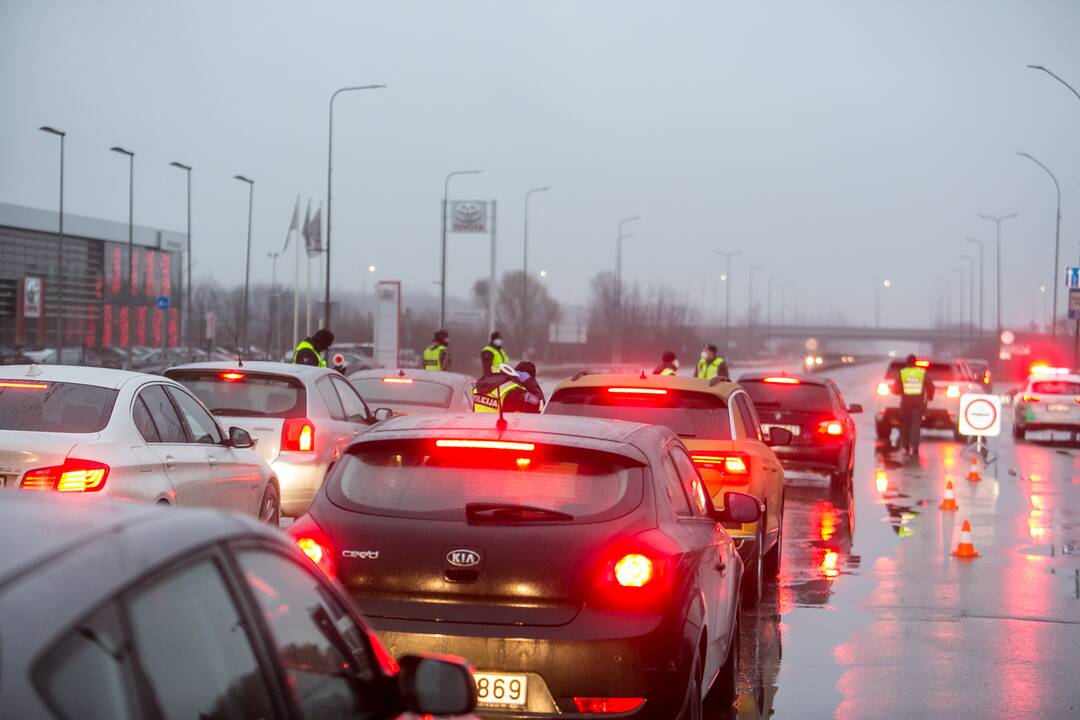 Šventiniai blokpostai Kaune: pareigūnai vykdo vairuotojų kontrolę