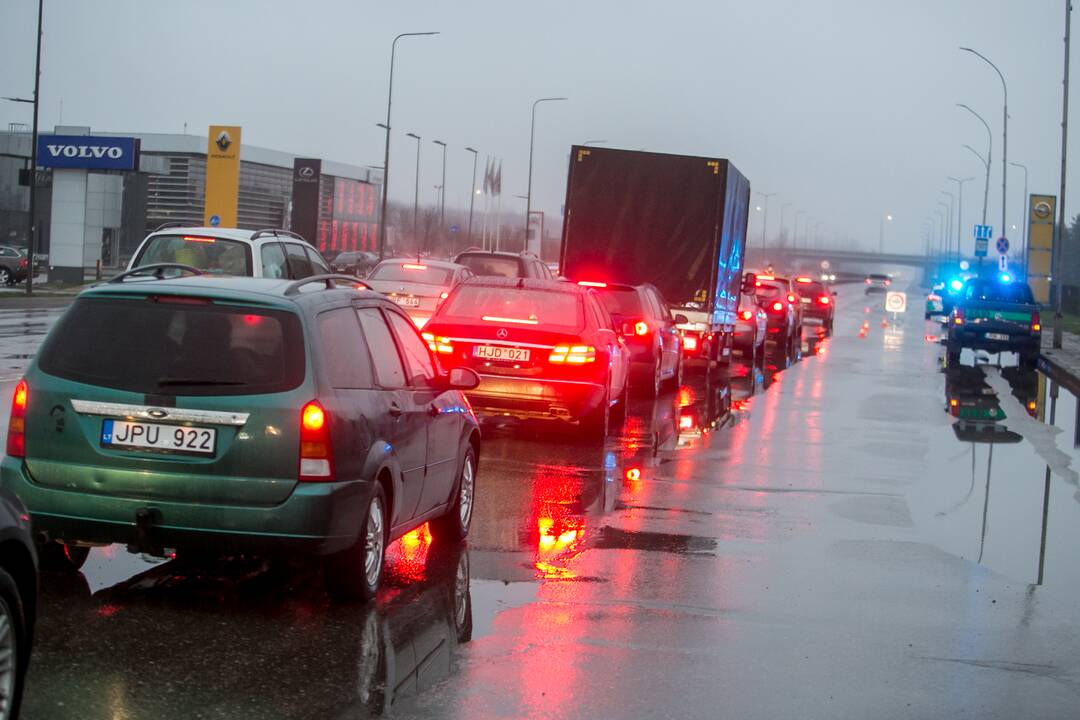 Šventiniai blokpostai Kaune: pareigūnai vykdo vairuotojų kontrolę