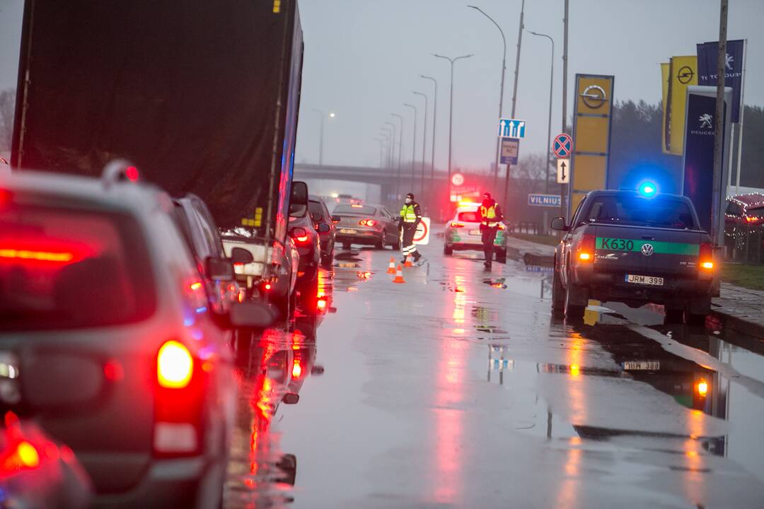 Šventiniai blokpostai Kaune: pareigūnai vykdo vairuotojų kontrolę