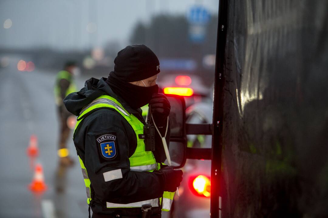 Šventiniai blokpostai Kaune: pareigūnai vykdo vairuotojų kontrolę