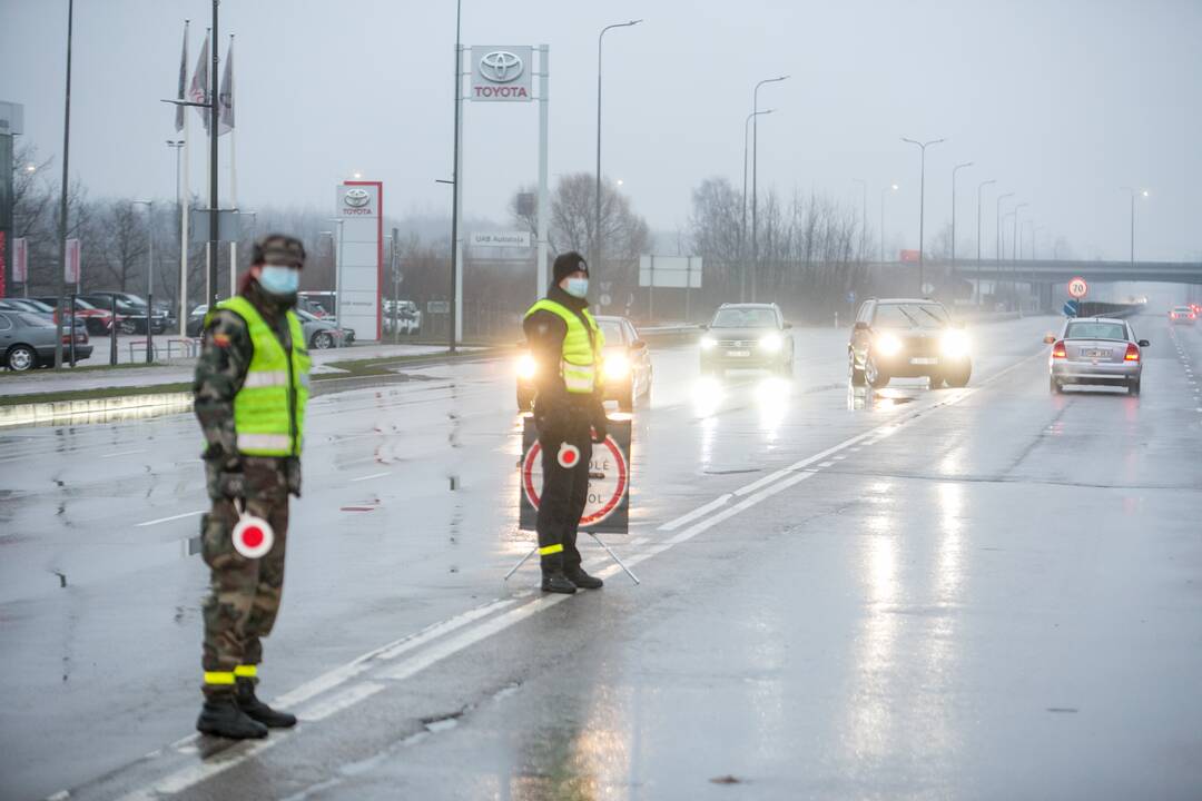 Šventiniai blokpostai Kaune: pareigūnai vykdo vairuotojų kontrolę