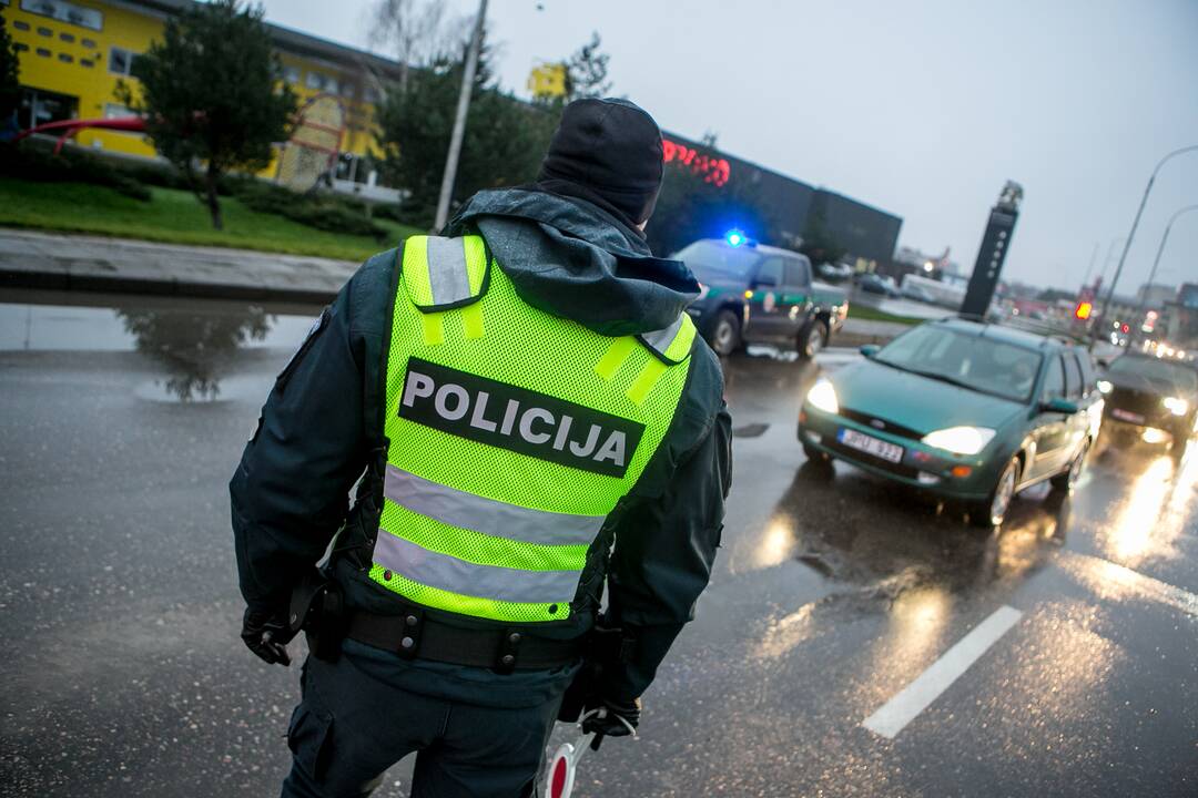 Šventiniai blokpostai Kaune: pareigūnai vykdo vairuotojų kontrolę