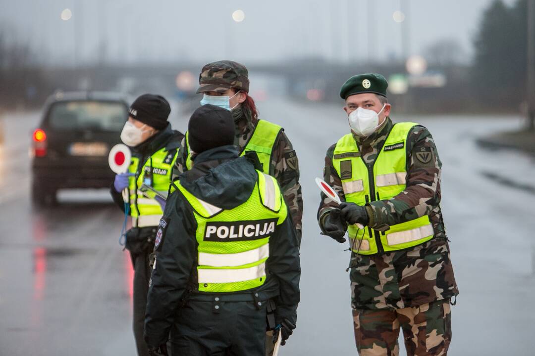 Šventiniai blokpostai Kaune: pareigūnai vykdo vairuotojų kontrolę