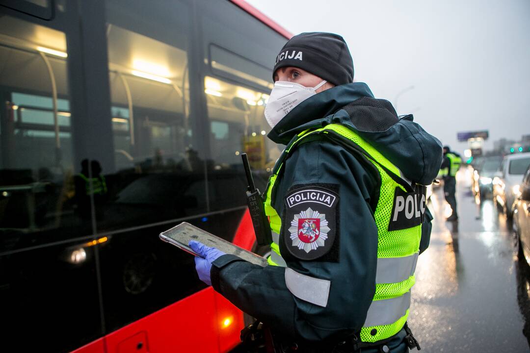 Šventiniai blokpostai Kaune: pareigūnai vykdo vairuotojų kontrolę