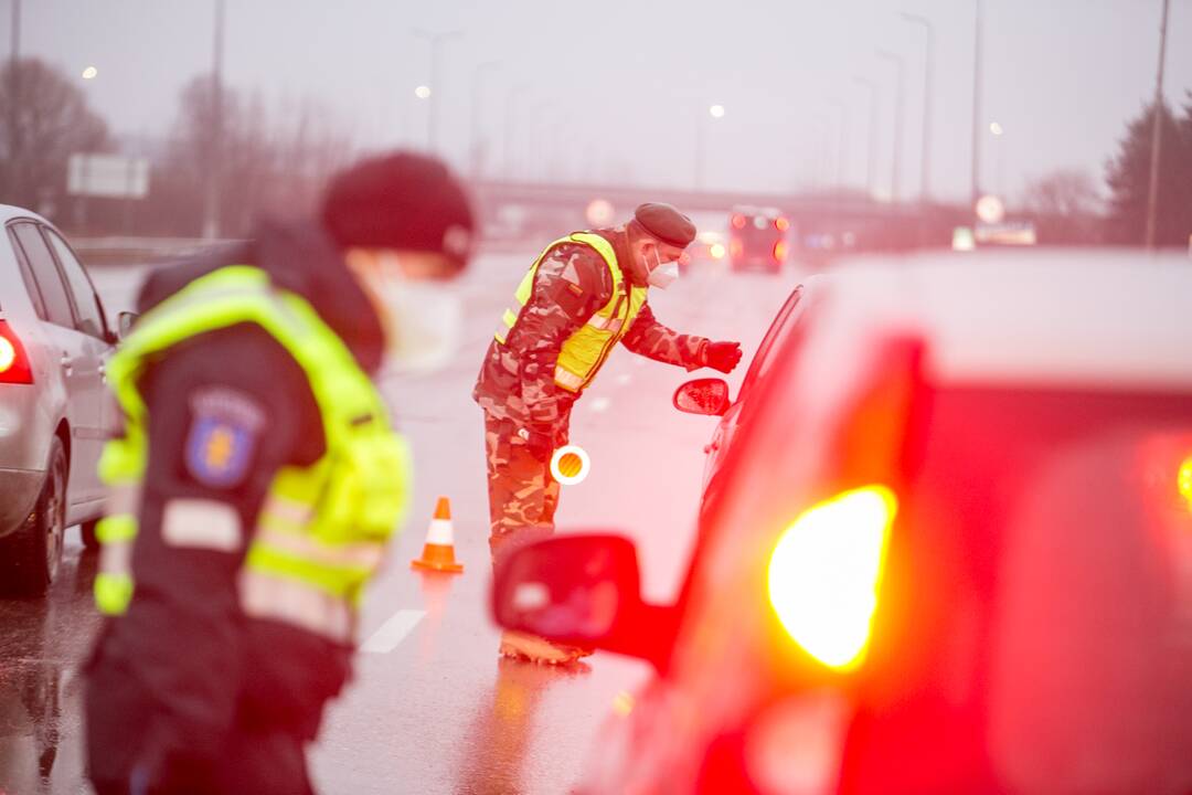 Šventiniai blokpostai Kaune: pareigūnai vykdo vairuotojų kontrolę