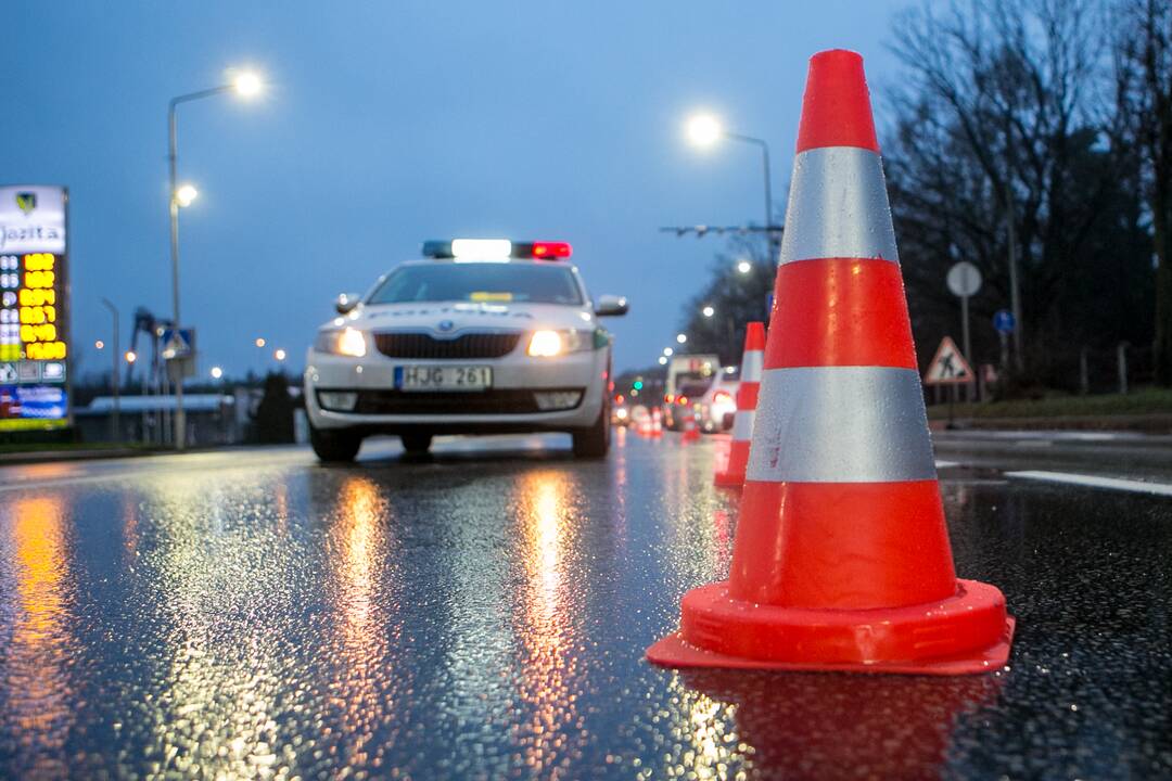 Šventiniai blokpostai Kaune: pareigūnai vykdo vairuotojų kontrolę