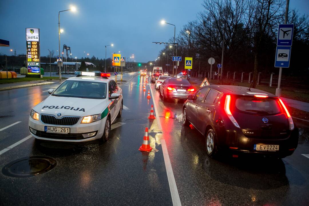 Šventiniai blokpostai Kaune: pareigūnai vykdo vairuotojų kontrolę