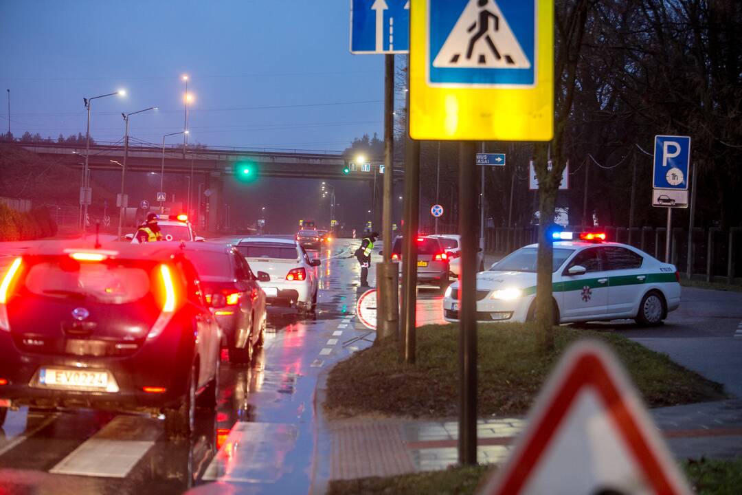 Šventiniai blokpostai Kaune: pareigūnai vykdo vairuotojų kontrolę