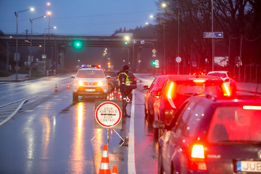 Šventiniai blokpostai Kaune: pareigūnai vykdo vairuotojų kontrolę