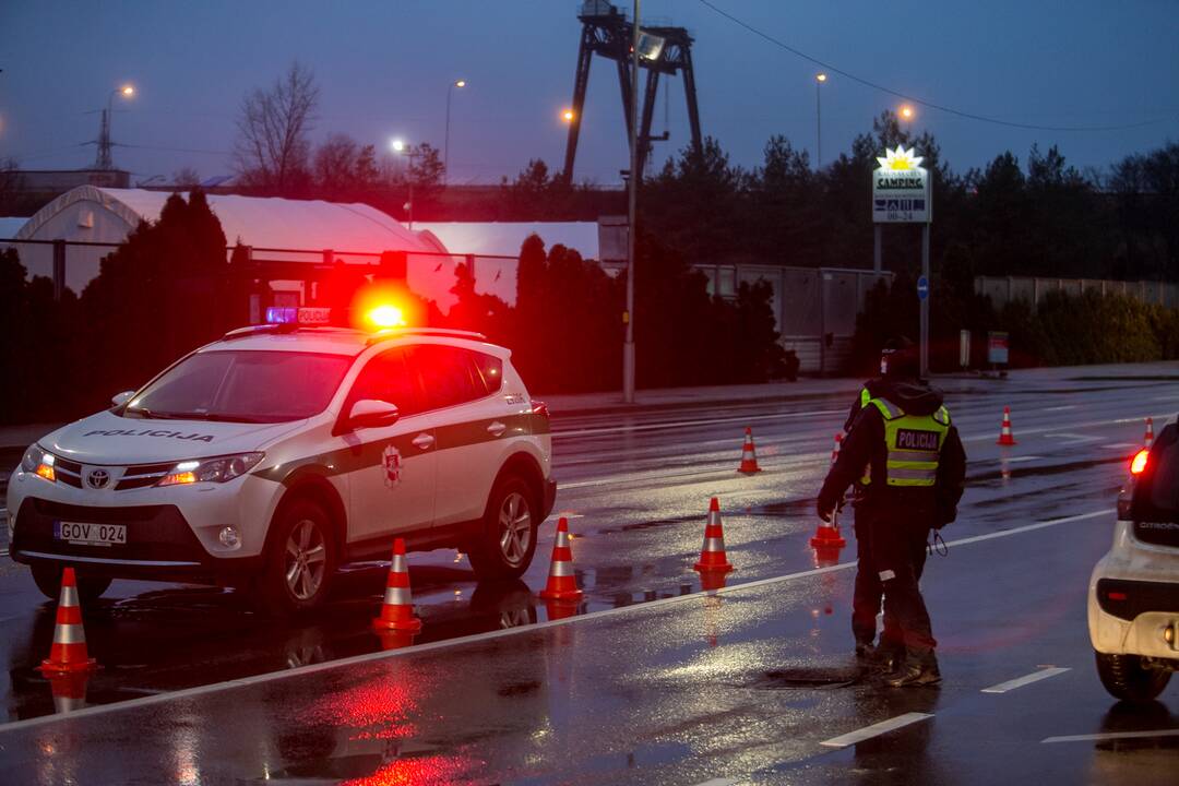 Šventiniai blokpostai Kaune: pareigūnai vykdo vairuotojų kontrolę