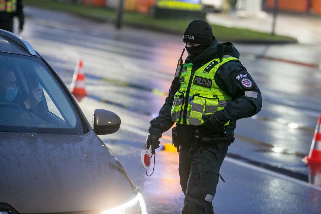 Šventiniai blokpostai Kaune: pareigūnai vykdo vairuotojų kontrolę