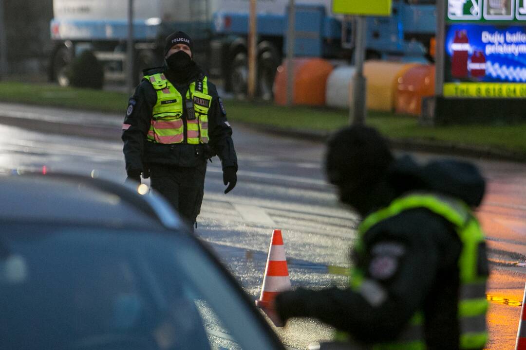 Šventiniai blokpostai Kaune: pareigūnai vykdo vairuotojų kontrolę