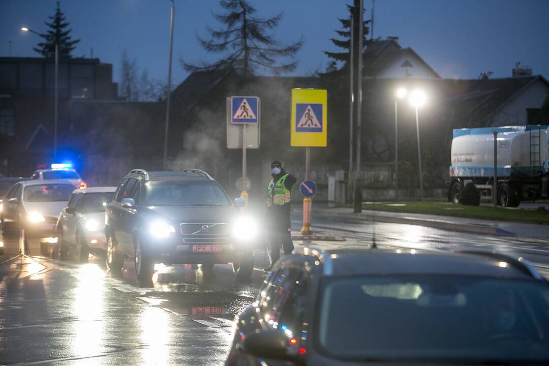 Šventiniai blokpostai Kaune: pareigūnai vykdo vairuotojų kontrolę