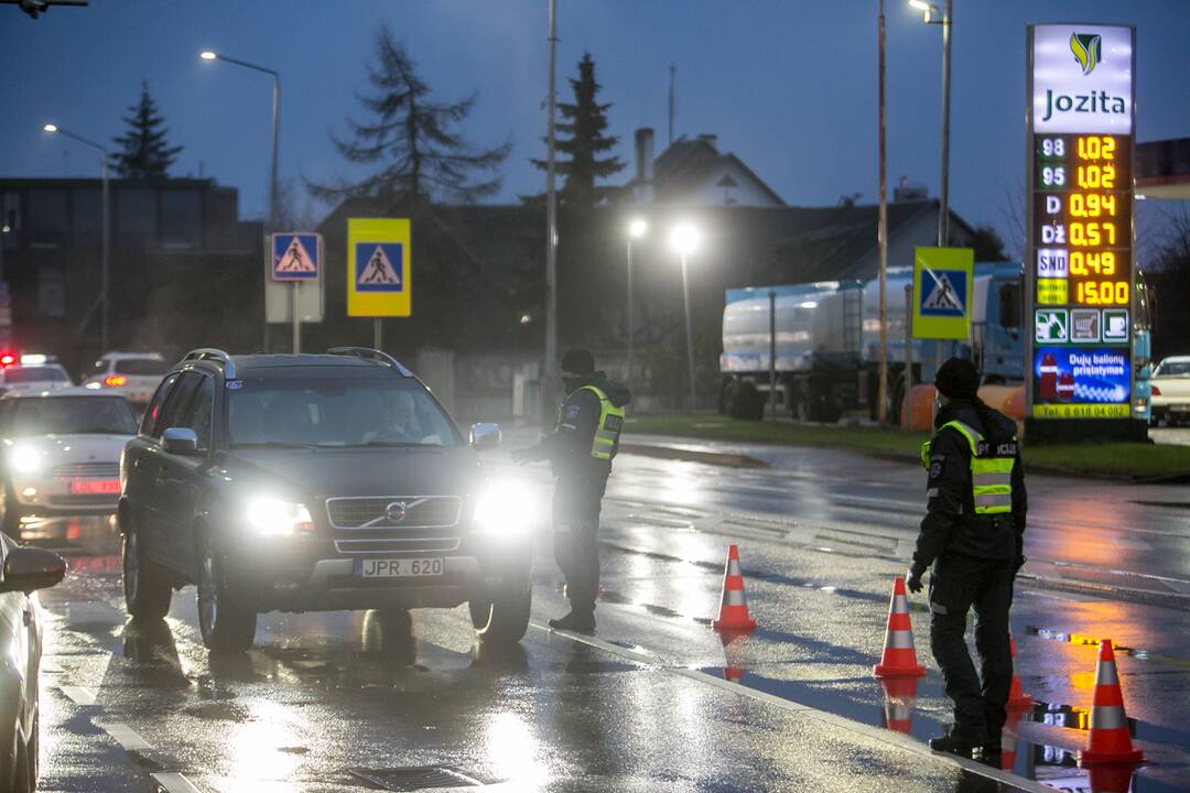 Šventiniai blokpostai Kaune: pareigūnai vykdo vairuotojų kontrolę