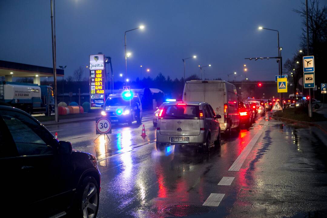 Šventiniai blokpostai Kaune: pareigūnai vykdo vairuotojų kontrolę