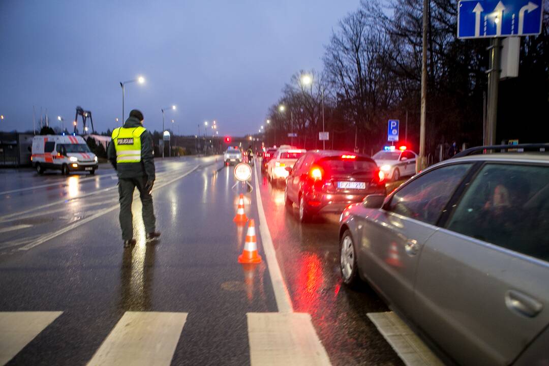 Šventiniai blokpostai Kaune: pareigūnai vykdo vairuotojų kontrolę