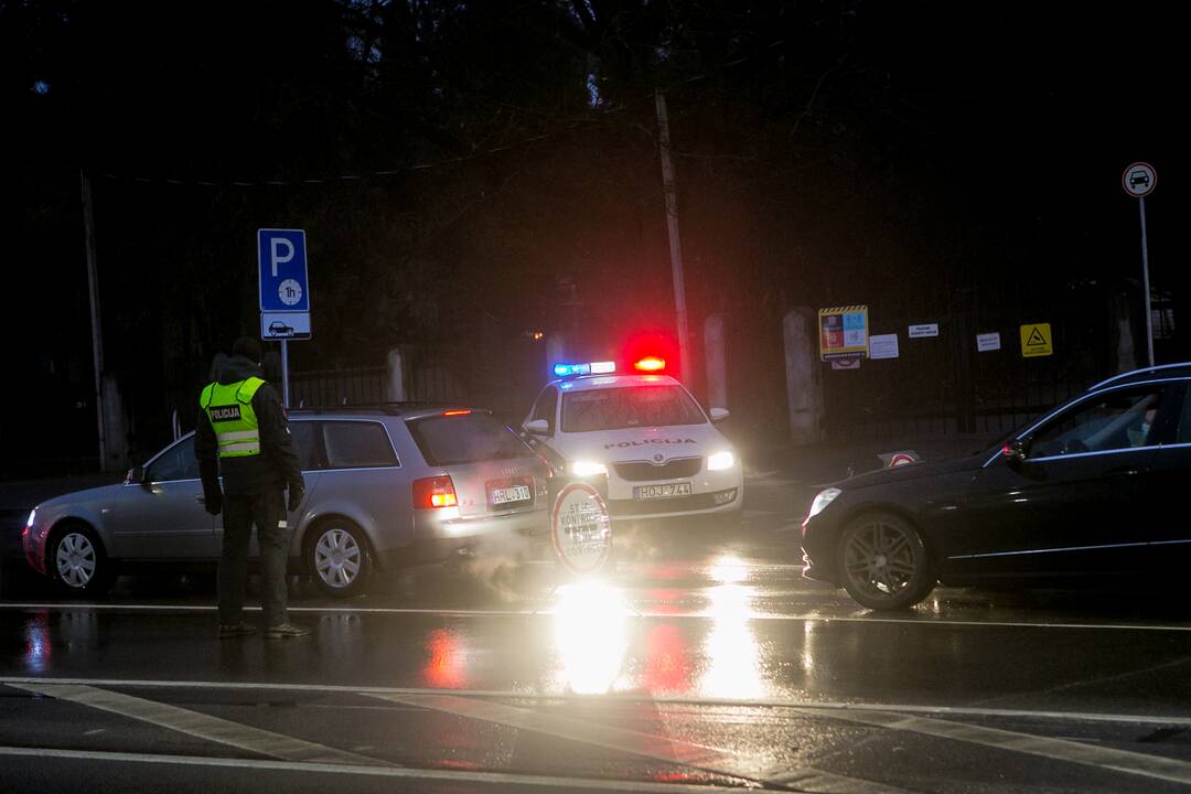 Šventiniai blokpostai Kaune: pareigūnai vykdo vairuotojų kontrolę